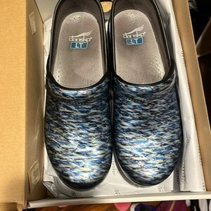 Dansko LT clogs like new